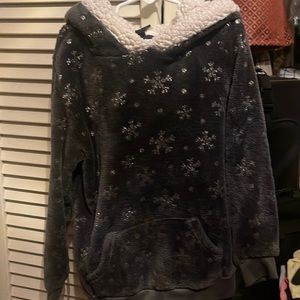 Fluffy hoodie in grey with snowflakes.